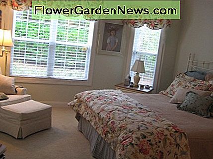 Gėlių balionų valencijos tinka moteriškiems miegamiesiems. Floral balloon valances suit feminine bedrooms.