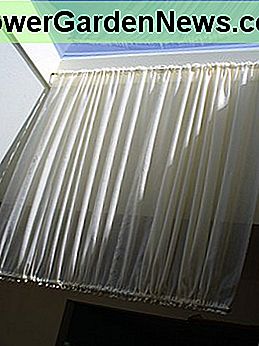 โคมระยิบระยับจะถูกแขวนจากก้านหนึ่งคันกับคันที่สอง The skylight shade is hanging from one rod with the second rod in. The shirring is even between the 2 rods.
