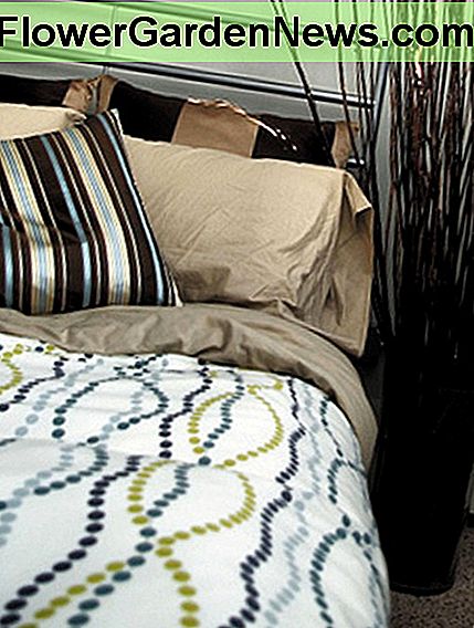 Lag et unikt sengetøyutseende ved å mikse og matche gratis mønstre og farger. Create a unique bedding look by mixing and matching complimentary patterns and colors.
