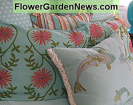 Accent puter legger farge og personlighet til soverommet ditt .. Accent pillows add color and personality to your bedroom..