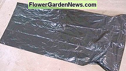Uždenkite grindis šiukšliadėžėmis (šiukšlių dėže), laikraščiais, plastiko lakštais ir tt Cover the floor with a refuse sack (trash bag), newspapers, plastic sheet etc.