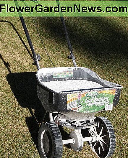 Sie können einen einfachen Handschubstreuer zum Düngen und auch zum Säen verwenden. You can use a simple hand-push spreader for fertilizing and also seeding.
