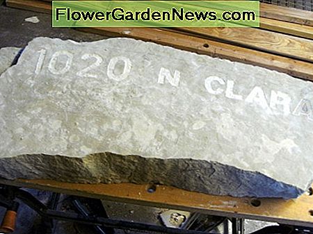 Steinplatte zu einem Zeichen gemacht werden. Die Gravur wurde bereits gestartet. Stone slab to be made into a sign. Engraving has been started already.