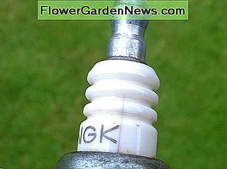 Haarscheurtjes in de isolatie van pluggen kunnen een tekort aan hoogspanning veroorzaken en resulteren in geen vonk door de opening Hairline cracks in the insulation of plugs can short out high voltage and result in no spark across the gap