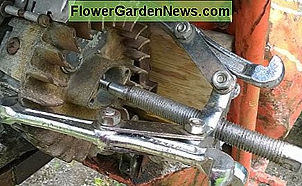 Verwijder idealiter een vliegwiel met trekkers. Ideally, remove a flywheel with pullers.