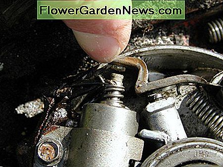 Het puntgat wordt ingesteld op deze Briggs en Stratton-motor door de bout los te draaien en de condensator te verplaatsen. Het moet ongeveer 0, 02 inch zijn (controleer het met een voelermaat). The points gap is set on this Briggs and Stratton engine by loosening the bolt and moving the capacitor. It should be about 0.02 inch (check it with a feeler gauge).
