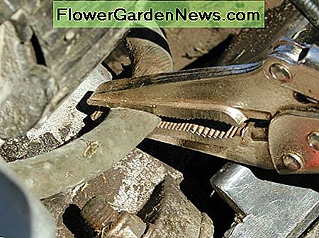 Brandstofleiding afgeklemd met bankschroeven. Fuel line clamped off with vise grips.