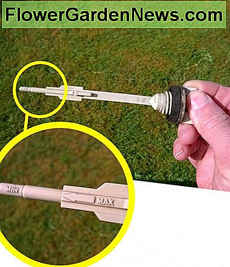 Het oliepeil moet tussen de hoge en de lage markering op de peilstok staan. Oil level should be between the high and low marks on the dipstick.