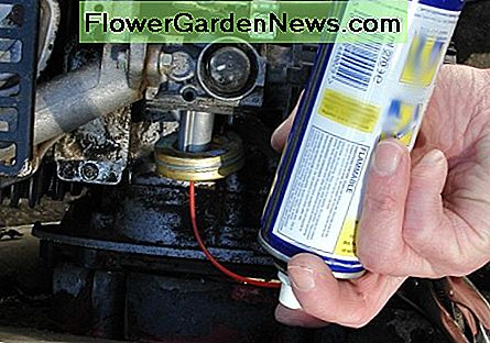 Als de motor na het reinigen van de kommoer nog steeds niet start, en de vlotter werkt goed en zorgt voor brandstof in de kom, probeer dan de straal schoon te maken met carb-reiniger. If the engine still won't start after cleaning the bowl nut, and the float works okay and allows fuel into the bowl, try cleaning the jet with carb cleaner.