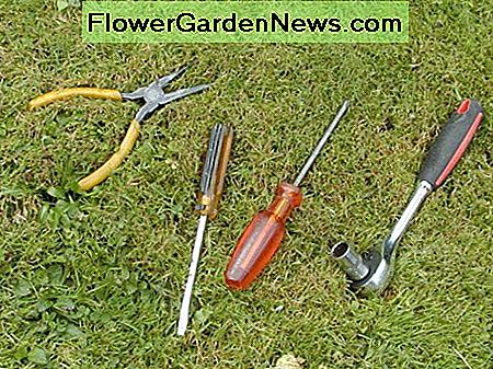 Langbektang, platte schroevendraaier, kruiskopschroevendraaier en steeksleutel. Long nose pliers, flat blade screwdriver, Philips screwdriver, and socket wrench.