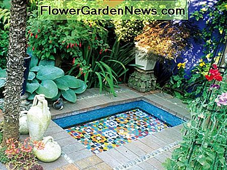 farbenfrohe italienische Mosiacs, die von spanischen und marokkanischen Innenhöfen inspiriert sind, sorgen für ein beruhigendes und fröhliches Wasserspiel colorful Italian mosiacs inspired by Spanish and Moroccan courtyards make a water feature that is soothing and cheerful