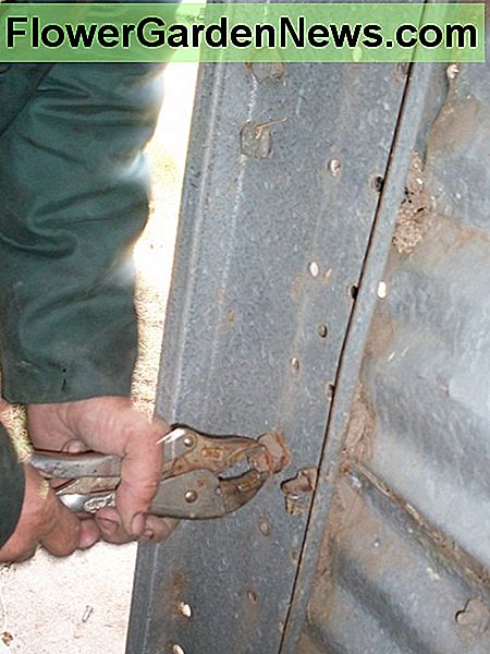 Wenn Sie jemanden haben, der versucht, die Schraubstöcke zu halten, seien Sie vorsichtig! Hand- und Handgelenksverletzungen sind sehr wahrscheinlich, wenn die Schraubstockgriffe verrutschen oder sich aus den Händen des Benutzers verdrehen. If you have someone on the inside, attempting to hold the vice grips, be careful! Hand and wrist injuries are very probable, should the vice grips slip, or get twisted out of the user's hands.
