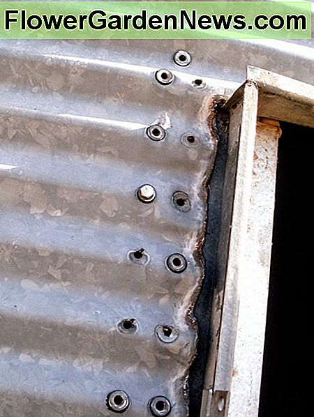 Lassen Sie einen Bolzen oben bis zuletzt, damit Sie bis zur letzten Sekunde kontrollieren können, wie stabil der Türrahmen ist. Leave one bolt at the top until last, so you can control until the last second how stable the doorframe is.