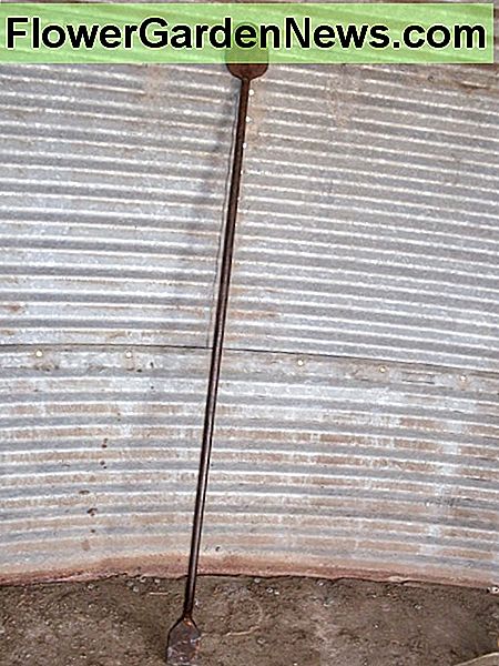 Das Werkzeug ist etwa fünf Fuß lang und besteht aus Stahl. Die Enden sind so geformt, dass sie gespreizt und verkeilt werden können. The tool is about five feet long, and is made of steel. The ends are shaped for prying and wedging.