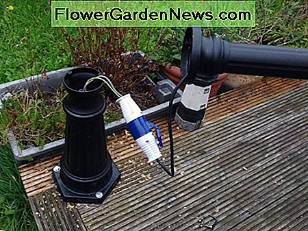 Lamppost įjungtas į maitinimo šaltinį per 240V korpuso ir lizdo jungtį. Lamppost plugged into mains via weatherproof 240v caravan plug and socket coupling.