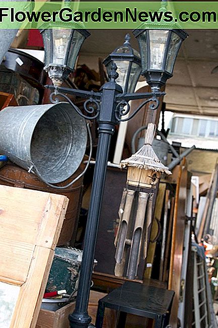 Įėjimas į Antikvarinį Emporium Margate, kur mes pastebėjome gatvių šviestuvą. Entrance to the Antique Emporium in Margate where we spotted the streetlamp.
