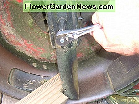 Het mes van de grasmaaier verwijderen Removing the Lawn Mower Blade
