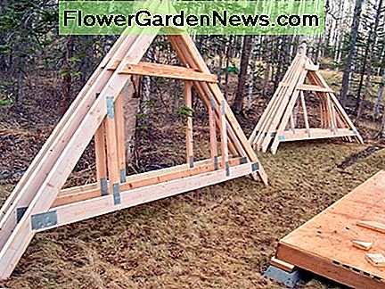 Bevor Sie die Wände umrahmen, nutzen Sie den flachen, offenen Boden, um die Traversen zu bauen. Before framing the walls, take advantage of the flat, open floor to build the trusses.