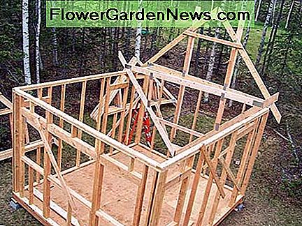 Bringen Sie die Traversen nach innen und heben Sie sie auf den Kopf. Stellen Sie sie oben auf die Wand. Bring the trusses inside and lift upside-down - setting on top of the wall.