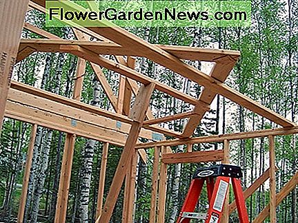 Verwenden Sie einen Schaltmast, um die Traversen nach oben zu drehen und an ihren Platz zu lehnen. Use a make-shift pole to rotate the trusses upwards and lean into place.