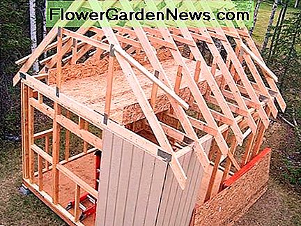 Der obere Bereich der Wandverkleidung ist ohne die Dachhaut leicht einzustecken. The upper area of the wall siding will be easy to nail into place, without the roof sheathing.