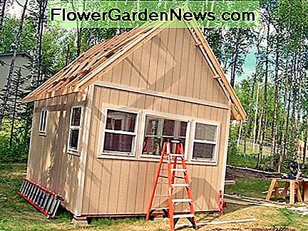 Wir beenden gerade die Fenster, Türen und die Verkleidung: die Dachschindeln. We're just finishing up on the windows, doors, and trim - up next: the shingle roofing.