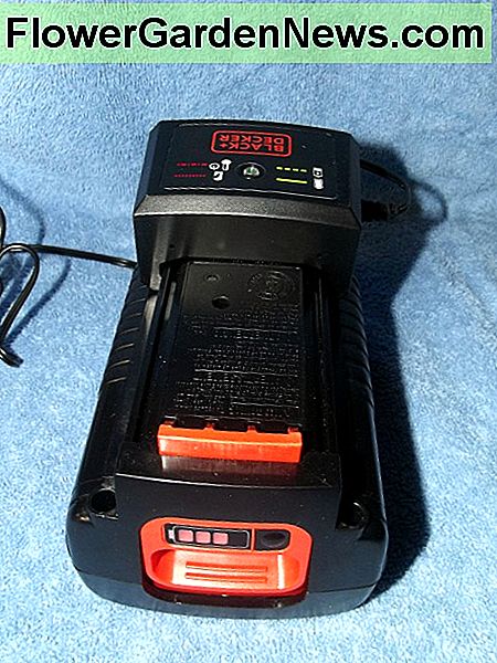 Black & Decker LBX2040 Akku an LCS436 Ladegerät angeschlossen Black & Decker LBX2040 battery connected to LCS436 charger