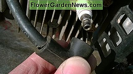 Verwijder de vonkleiding als u onder het dek moet reinigen of het mes moet draaien. Verwijder in het ideale geval de stekker Remove the spark lead if you need to clean under the deck or turn the blade. Ideally remove the plug