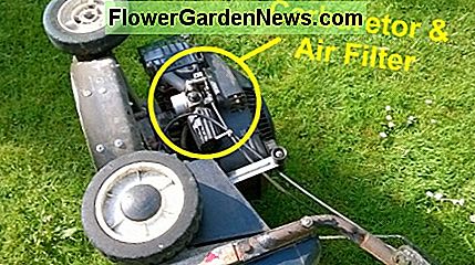 Houd de carburateur rechtop. De ontluchter bevindt zich meestal aan deze kant, zodat hierdoor geen olie meer lekt Keep the carburetor side upright. The breather is usually on this side, so this stops oil leaking out