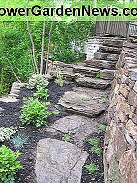 Erbaut mit Naturstein aus der Gegend. Built with natural stone from the area.