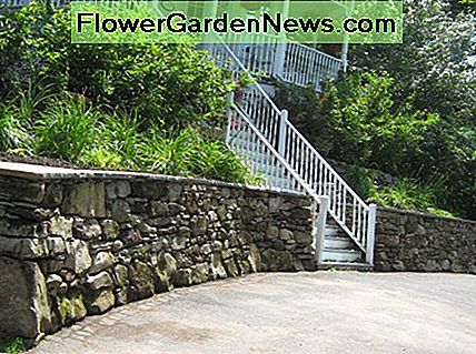 Die bemoosten Steine ​​lassen die Wand so aussehen, als ob sie schon seit Jahren dort wäre, aber mit einem neuen, sauberen Look von der Penn Blue Kappe. The mossy stones make the wall look as though it's been there for years, but with a new clean look from the Penn Blue capping.