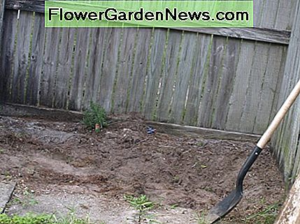 Diese hässliche Ecke meines Gartens war das Ziel meines Kräutergartenprojekts. This ugly corner of my yard was the target of my herb garden project.