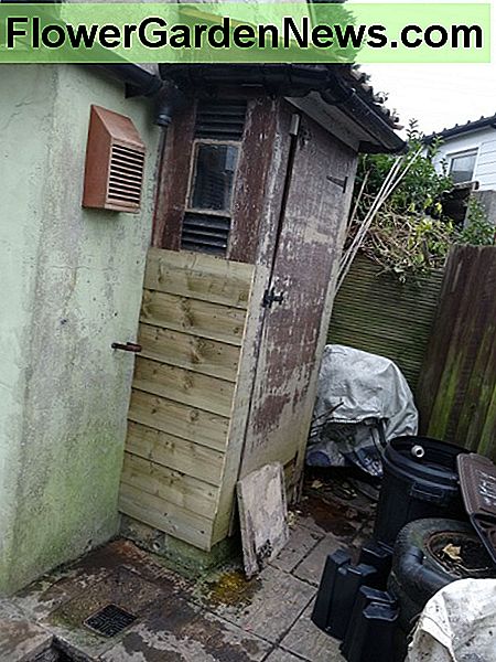 Nepaisant to, kad vanduo atleido kelią, jis pradėjo sodo įrankio apšiltinimą. While water butt out of the way took advantage to start cladding the garden tool shed.