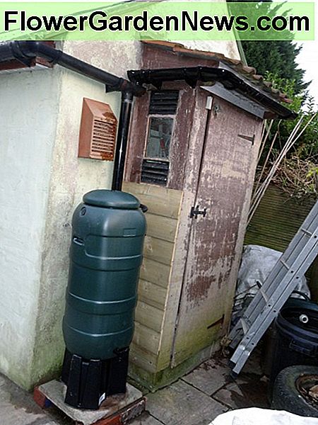 Įrengtas naujas (modernus) vandens užtvankos. New (modern) water butt installed.
