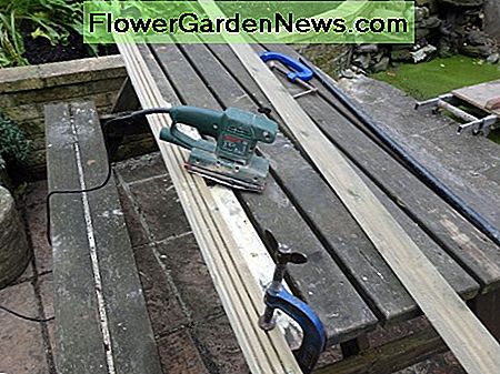 Korpuso ilgis supjaustytas per pusę, kad būtų naudojamas kaip apšvietimas šviesos diodų šviesos kanalui. Length of decking cut in half to use as facing for the LED light channel.