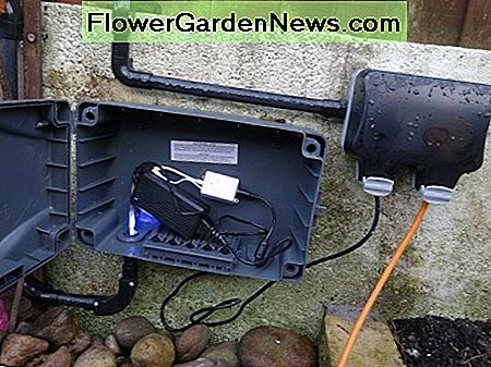 LED apšvietimas nuotolinio valdymo pultas ir transformatorius, apsaugotas viduje vandeniui laido dėžutėje. LED lighting remote control unit and transformer protected inside waterproof cable box.