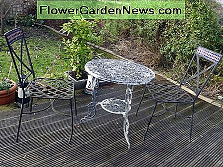Tisch und Stühle auf Terrassendielen. Table and chairs on decking.