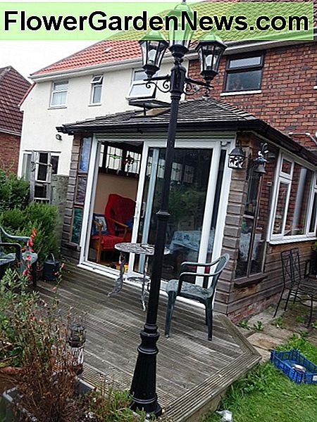 Laternenpfahl als Teil der Terrassendekoration. Lamppost as part of the decking décor.