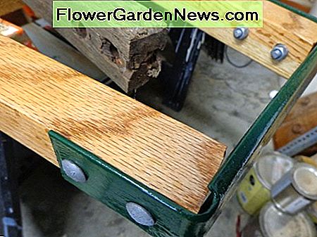 การประกอบ: การเชื่อมต่อที่จับผ่านทางวงเล็บด้านหน้า Assembly: connecting the handles via the front bracket.