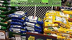 Große Gartencenter treiben den Einsatz von Stickstoffdüngern voran, indem sie Paletten hochstapeln und Verkaufspreise anbieten. Big box garden centers push the use of high nitrogen fertilizers by stacking palettes high and offering sale prices.