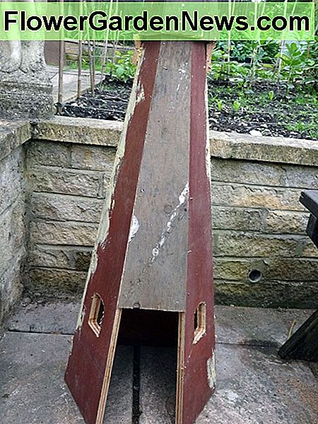 Atidarymas vėjo malūne už prieigą. Opening in the back of the windmill for access.