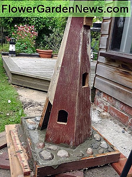 Betono vėjo malūno bazė, kad vėjas nepatektų į jį. Base of the windmill set in concrete to prevent it being blown over by the wind.