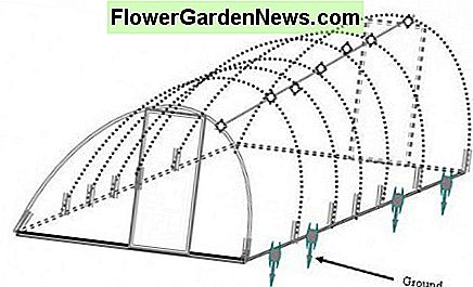 Bauen Sie ein billiges Gewächshaus - setzen Sie die gesamte Struktur an Ort und Stelle. Building cheap greenhouse - putting the entire structure in place.