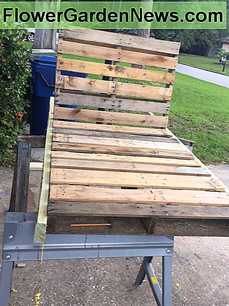 Die fertige Chaiselongue ist zum Schleifen und Wetterschutz bereit. The completed chaise lounge ready for sanding and weather proofing.