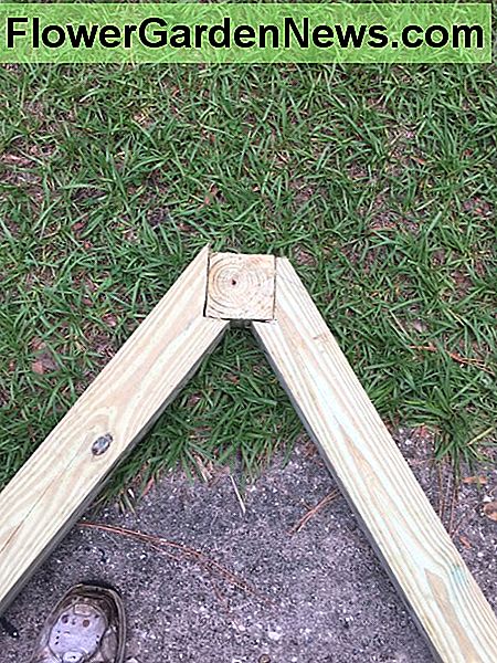 Ich habe ein Stück 4x4 verwendet, um die Winkel richtig zu machen I used a scrap piece of 4x4 to get the angles correct