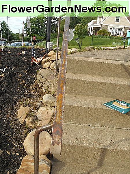 Halvsandet rækværk. Half-sanded railing.