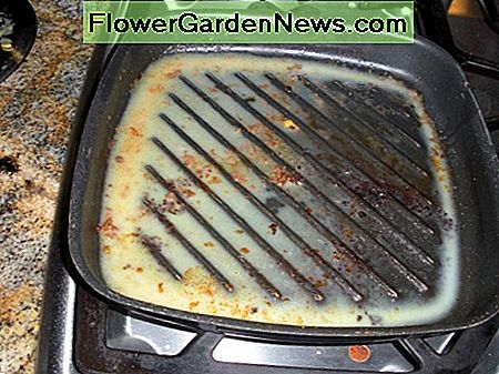 Denken Sie nicht einmal daran, diese Fettpfanne in die Spüle oder in die Toilette zu werfen! Don't even think of dumping this pan of grease into the sink or down the toilet!