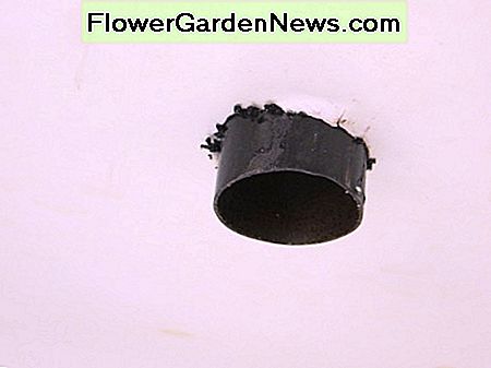 Een close-up van de gemonteerde schoorsteen in zijn richtgat. A close-up of the fitted chimney in its aligning hole.