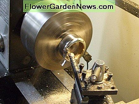 Durch Anfasen der Lochkante werden scharfe Metallgrate entfernt. Chamfering the hole edge removes any sharp metal burrs.