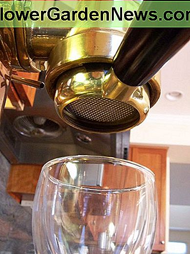 Hier ist der Naked Portafilter (mit dem Griff neu installiert) mit Korb voller Kaffee, in meiner Espressomaschine montiert. Here is the Naked Portafilter (with the handle reinstalled) with basket full of coffee, mounted in my espresso machine.